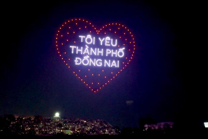 Hơn 10.000 khán giả mãn nhãn với màn trình diễn drone mừng Đồng Nai lên Thành phố trực thuộc Trung ương - 4