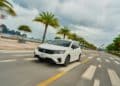 Khách hàng tham quan và trải nghiệm sản phẩm Honda tại đại lý Việt Nam năm 2026.