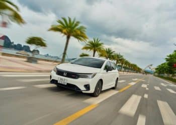 Khách hàng tham quan và trải nghiệm sản phẩm Honda tại đại lý Việt Nam năm 2026.