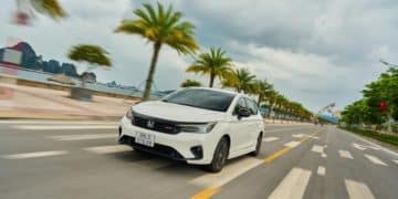 Khách hàng tham quan và trải nghiệm sản phẩm Honda tại đại lý Việt Nam năm 2026.