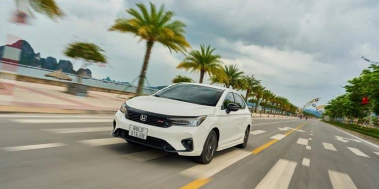 Khách hàng tham quan và trải nghiệm sản phẩm Honda tại đại lý Việt Nam năm 2026.