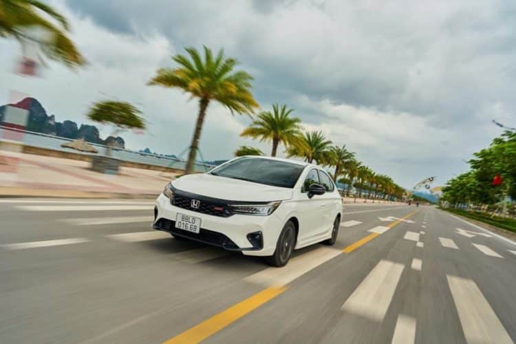 Khách hàng tham quan và trải nghiệm sản phẩm Honda tại đại lý Việt Nam năm 2026.