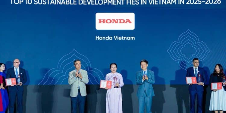 Đại diện Honda Việt Nam nhận giải thưởng Rồng Vàng 2026 tại lễ vinh danh doanh nghiệp FDI phát triển bền vững - 1