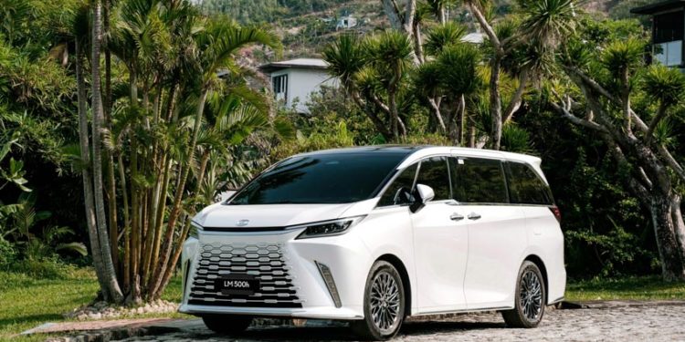 Dàn xe hybrid Lexus tại Việt Nam với chính sách giảm giá và bảo hành 10 năm mới công bố.