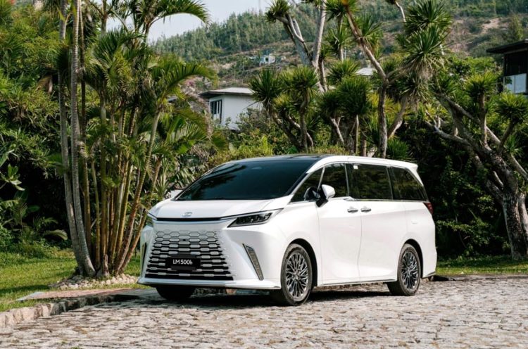 Dàn xe hybrid Lexus tại Việt Nam với chính sách giảm giá và bảo hành 10 năm mới công bố.