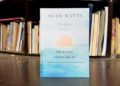 Bìa sách “Minh triết từ nỗi bất an” của Alan Watts với tông màu trầm gợi cảm giác suy tư và chữa lành - 1
