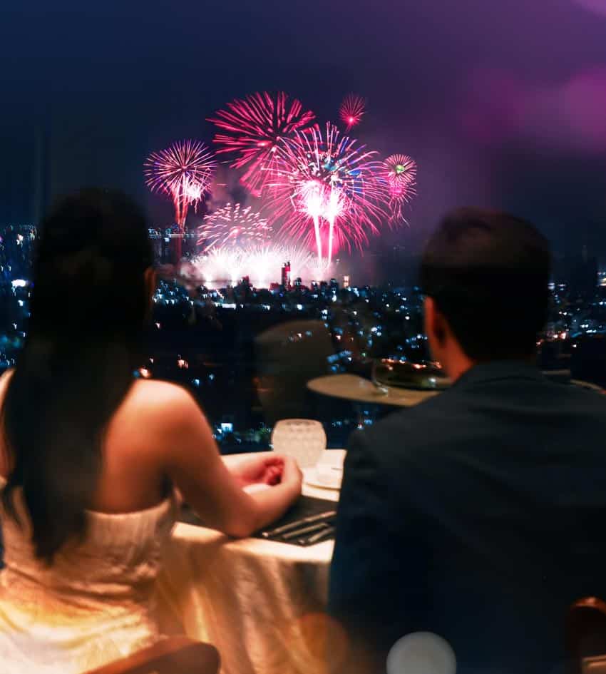 Khung cảnh tầng cao nhìn ra biển Mỹ Khê Đà Nẵng với ánh hoàng hôn và không gian ẩm thực sang trọng - 3
