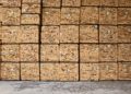 Các khối gỗ hardwood Mỹ xếp chồng trong nhà máy, minh họa chuỗi cung ứng gỗ minh bạch và bền vững - 1