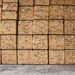 Các khối gỗ hardwood Mỹ xếp chồng trong nhà máy, minh họa chuỗi cung ứng gỗ minh bạch và bền vững - 1