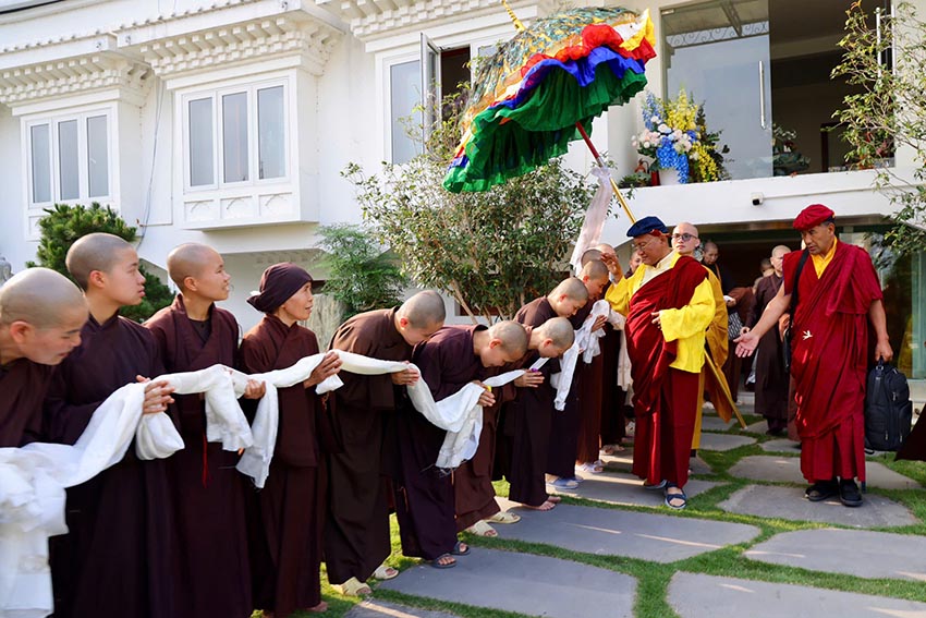 Đức Gyalwang Drukpa và Phật tử cung tiễn tại sân bay Nội Bài sau Pháp hội Tây Thiên - 1