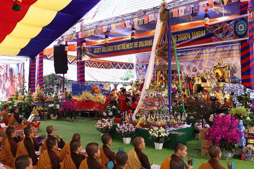 Đức Gyalwang Drukpa và Phật tử cung tiễn tại sân bay Nội Bài sau Pháp hội Tây Thiên - 3