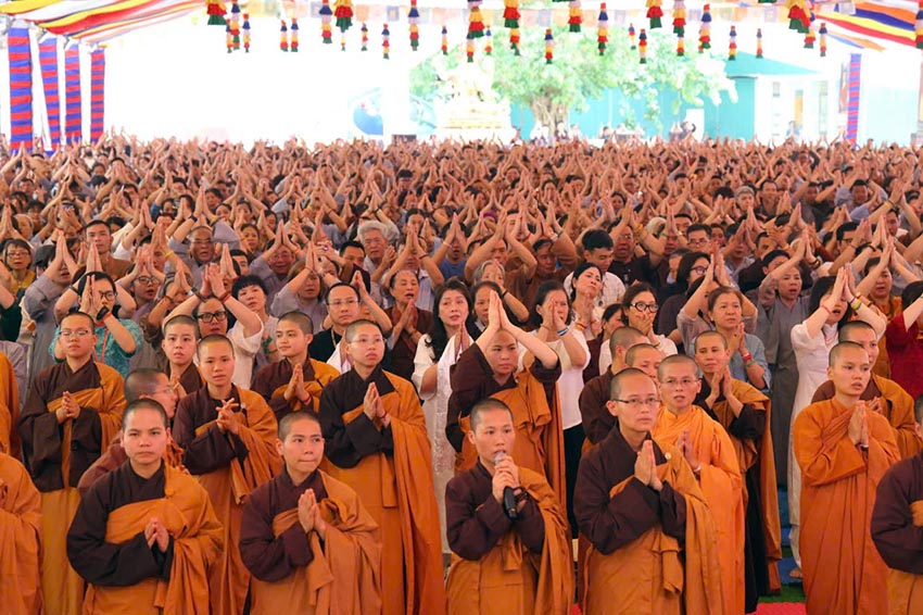 Đức Gyalwang Drukpa và Phật tử cung tiễn tại sân bay Nội Bài sau Pháp hội Tây Thiên - 4