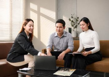 Đại diện Sun Life Việt Nam giới thiệu giải pháp bảo hiểm hưu trí tự nguyện dành cho doanh nghiệp tại TP.HCM