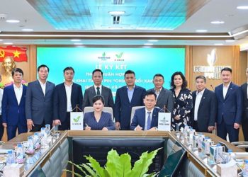 Tủ đổi pin xe máy điện V-Green được lắp đặt tại cửa hàng xăng dầu PVOIL ở Việt Nam