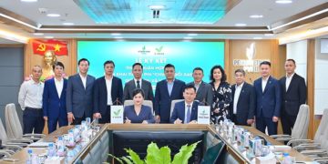 Tủ đổi pin xe máy điện V-Green được lắp đặt tại cửa hàng xăng dầu PVOIL ở Việt Nam