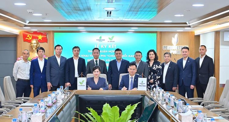 Tủ đổi pin xe máy điện V-Green được lắp đặt tại cửa hàng xăng dầu PVOIL ở Việt Nam