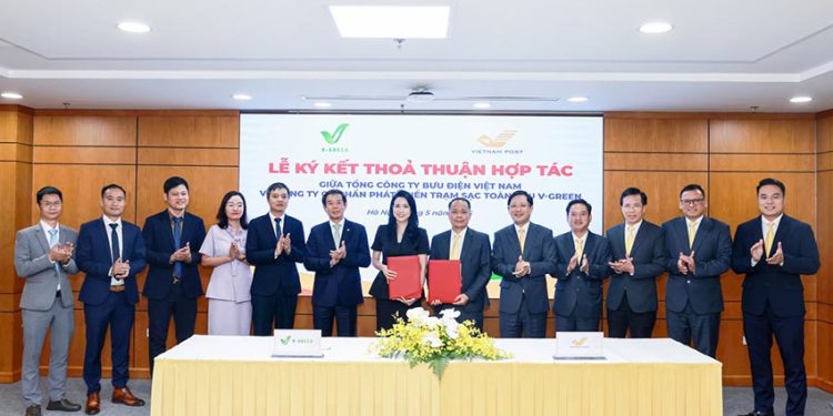 Đại diện V-Green và Vietnam Post ký kết hợp tác triển khai mạng lưới tủ đổi pin và trạm sạc xe điện trên toàn quốc
