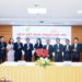 Đại diện V-Green và Vietnam Post ký kết hợp tác triển khai mạng lưới tủ đổi pin và trạm sạc xe điện trên toàn quốc