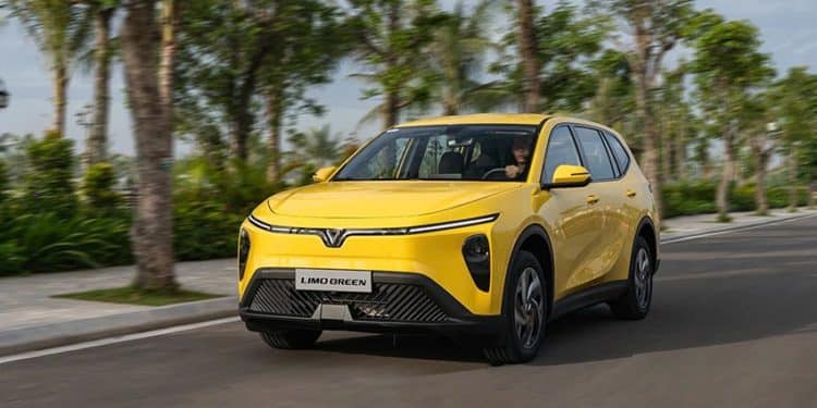 Các mẫu xe điện VinFast gồm Limo Green, VF 3 và VF 5 tại khu vực trưng bày trong bối cảnh doanh số tăng trưởng năm 2026.