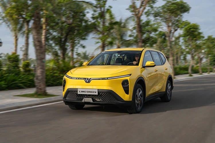 Các mẫu xe điện VinFast gồm Limo Green, VF 3 và VF 5 tại khu vực trưng bày trong bối cảnh doanh số tăng trưởng năm 2026.