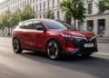 VinFast VF 8 thế hệ mới màu đỏ trong buổi ra mắt tại Việt Nam với thiết kế SUV điện hiện đại - 1