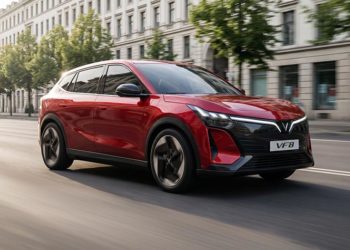 VinFast VF 8 thế hệ mới màu đỏ trong buổi ra mắt tại Việt Nam với thiết kế SUV điện hiện đại - 1