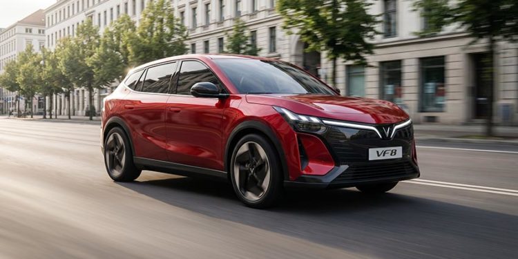 VinFast VF 8 thế hệ mới màu đỏ trong buổi ra mắt tại Việt Nam với thiết kế SUV điện hiện đại - 1