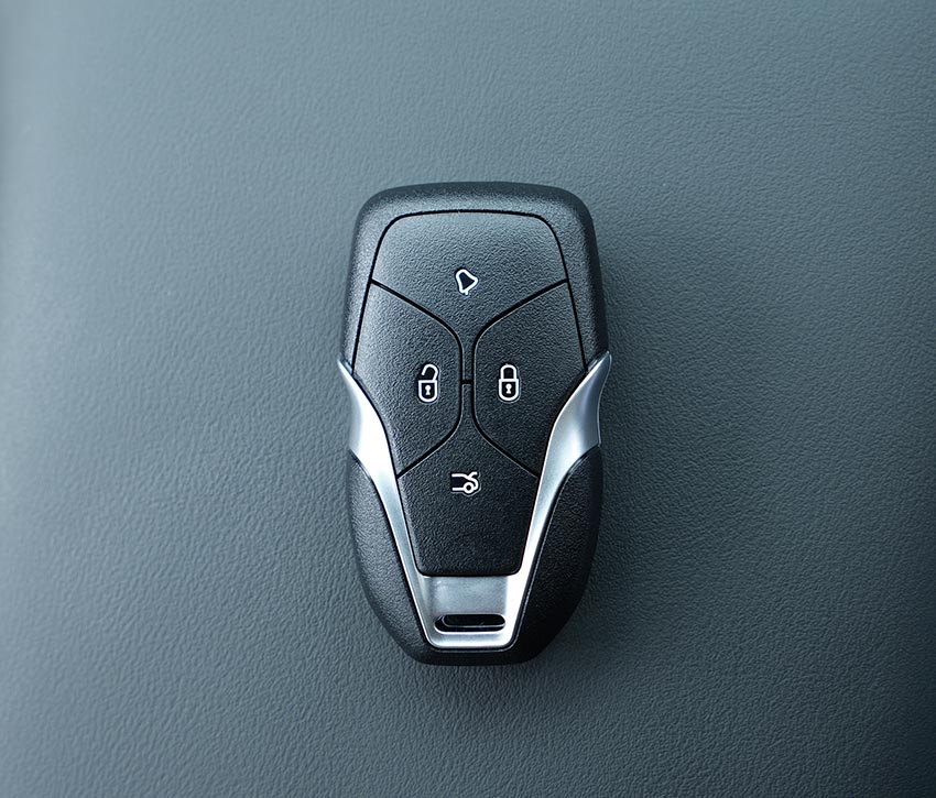 VinFast VF 8 thế hệ mới màu đỏ trong buổi ra mắt tại Việt Nam với thiết kế SUV điện hiện đại - 10