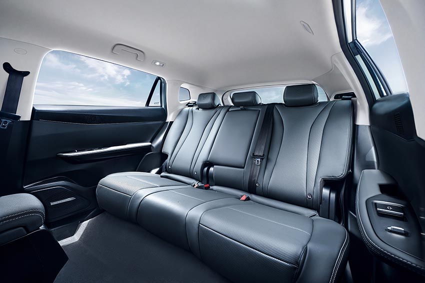 VinFast VF 8 thế hệ mới màu đỏ trong buổi ra mắt tại Việt Nam với thiết kế SUV điện hiện đại - 6
