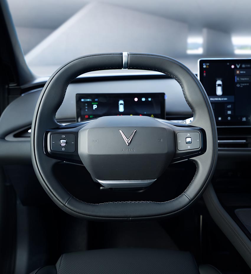 VinFast VF 8 thế hệ mới màu đỏ trong buổi ra mắt tại Việt Nam với thiết kế SUV điện hiện đại - 7