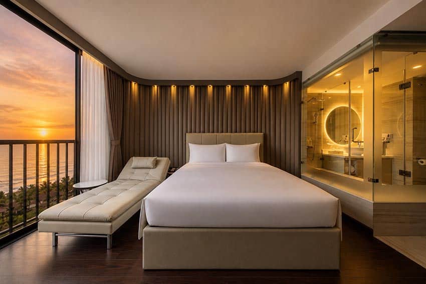 Toàn cảnh WorldHotels Long Beach Resort Phú Quốc nhìn ra biển lúc hoàng hôn với không gian nghỉ dưỡng hiện đại - 2