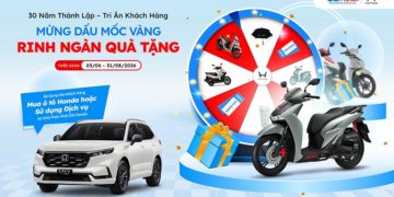 Khách hàng tham quan và trải nghiệm xe tại nhà phân phối ô tô Honda Việt Nam trong chương trình tri ân 30 năm