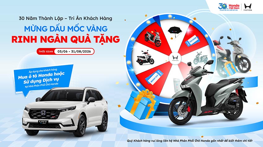 Khách hàng tham quan và trải nghiệm xe tại nhà phân phối ô tô Honda Việt Nam trong chương trình tri ân 30 năm