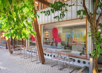 LOEWE 180 năm: Khi một nhà mốt mở phòng đọc thay vì mở thêm cửa hàng - 1