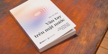 Bìa sách Vân tay trên mặt nước của The Tri Way với hình ảnh tượng trưng cho hành trình tìm kiếm bản sắc và sự trưởng thành nội tâm - 1