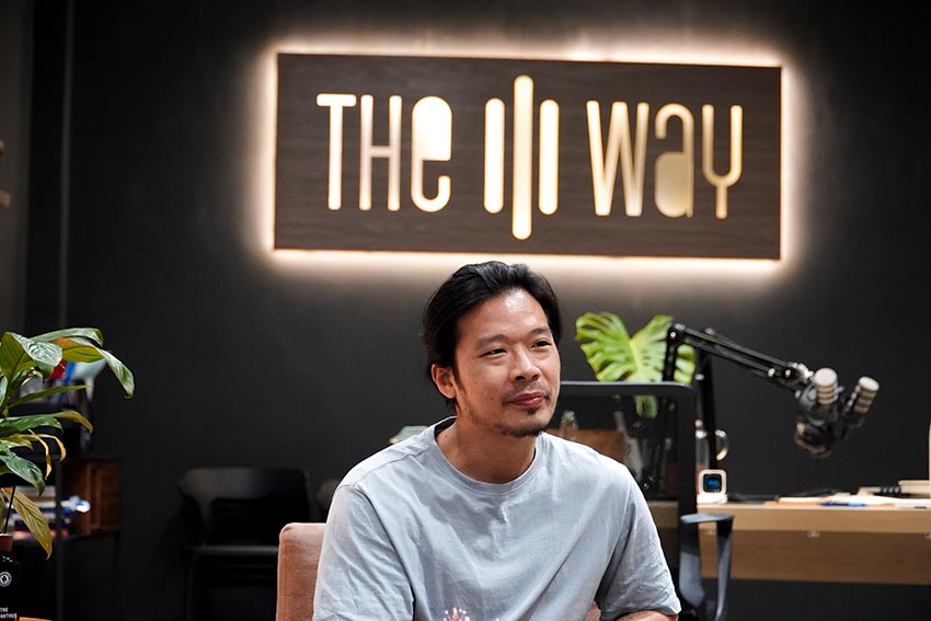 Bìa sách Vân tay trên mặt nước của The Tri Way với hình ảnh tượng trưng cho hành trình tìm kiếm bản sắc và sự trưởng thành nội tâm - 2