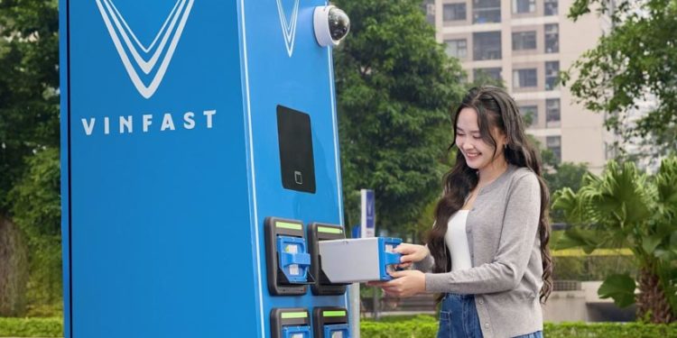 Đại diện V-Green và EVNHANOI ký kết hợp tác triển khai hệ thống tủ đổi pin xe điện tại Hà Nội