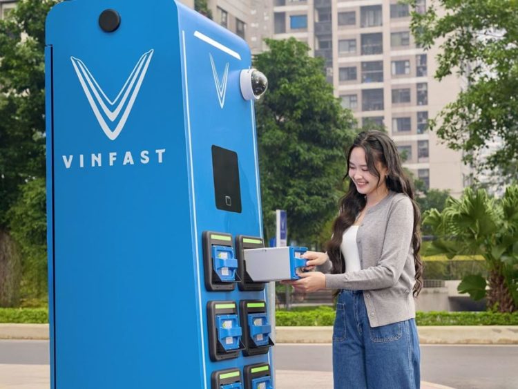 Đại diện V-Green và EVNHANOI ký kết hợp tác triển khai hệ thống tủ đổi pin xe điện tại Hà Nội