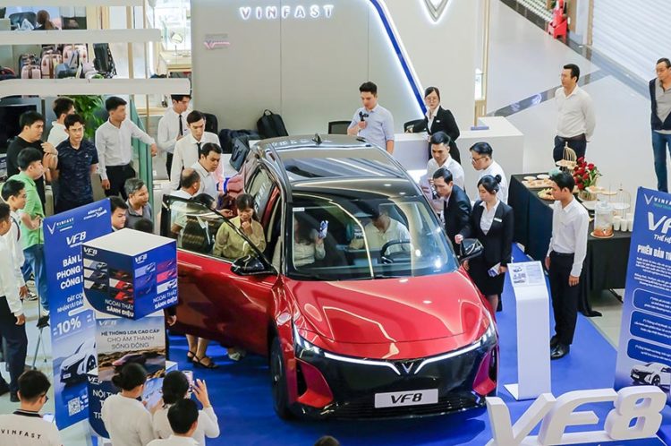 VinFast VF 8 thế hệ mới trưng bày tại sự kiện ra mắt sản phẩm