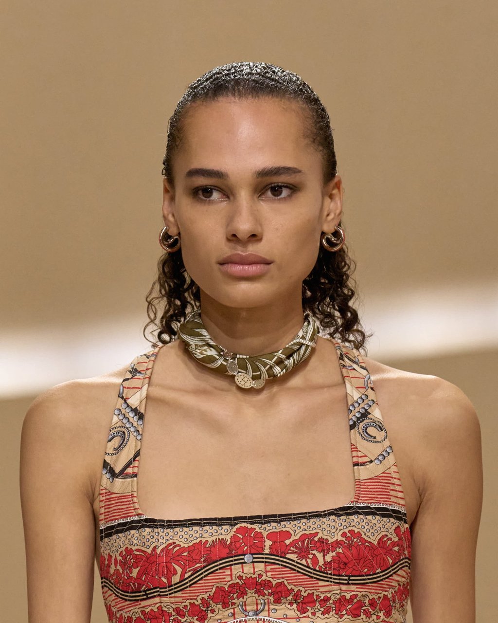 Khăn carré Hermès trên sàn diễn