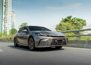 Camry hybrid giảm 140 triệu: Toyota phòng thủ hay phản công? - 1