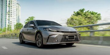 Camry hybrid giảm 140 triệu: Toyota phòng thủ hay phản công? - 1