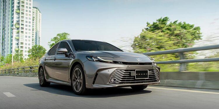 Camry hybrid giảm 140 triệu: Toyota phòng thủ hay phản công? - 1