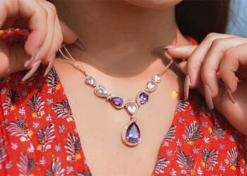 Đá màu lên ngôi: cơ hội để trang sức Việt đổi cách bán