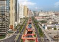 Cầu đi bộ sơn cam của Doca Linear Park băng qua kênh tại Belém, Brazil