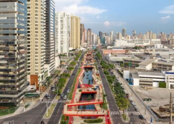 Cầu đi bộ sơn cam của Doca Linear Park băng qua kênh tại Belém, Brazil