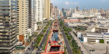 Cầu đi bộ sơn cam của Doca Linear Park băng qua kênh tại Belém, Brazil