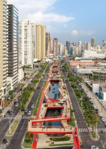 Cầu đi bộ sơn cam của Doca Linear Park băng qua kênh tại Belém, Brazil