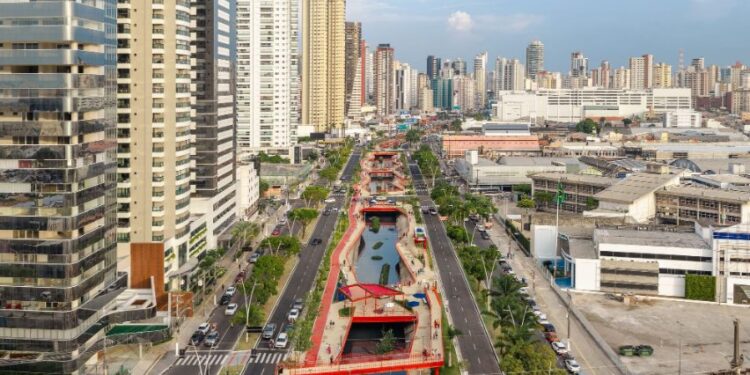 Cầu đi bộ sơn cam của Doca Linear Park băng qua kênh tại Belém, Brazil