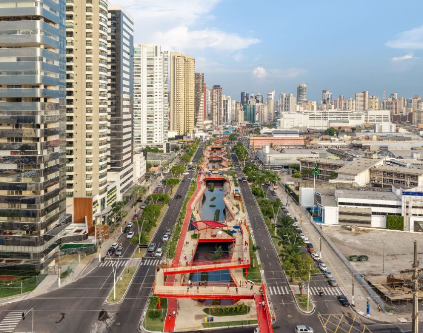 Cầu đi bộ sơn cam của Doca Linear Park băng qua kênh tại Belém, Brazil